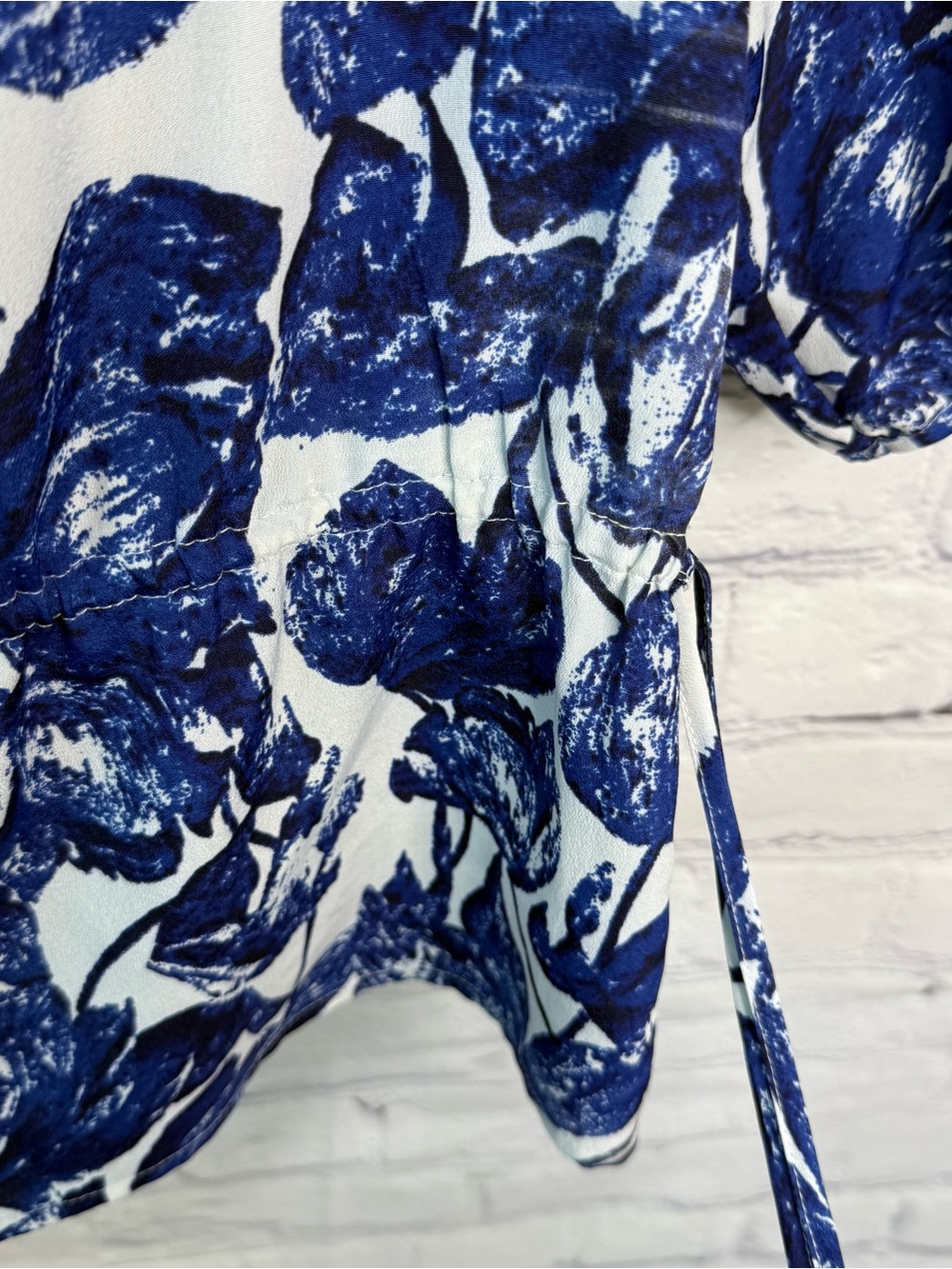 ANN TAYLOR Blue and White Floral Blouse Top Medium - Picture 3 of 7